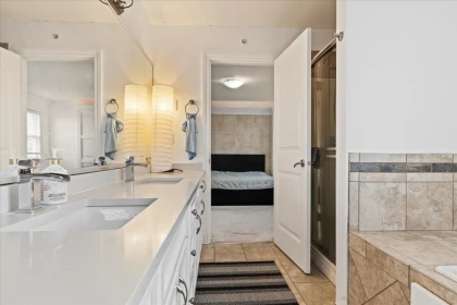 Guest Bathroom Photo of 24680 103a Avenue, Maple Ridge, BC