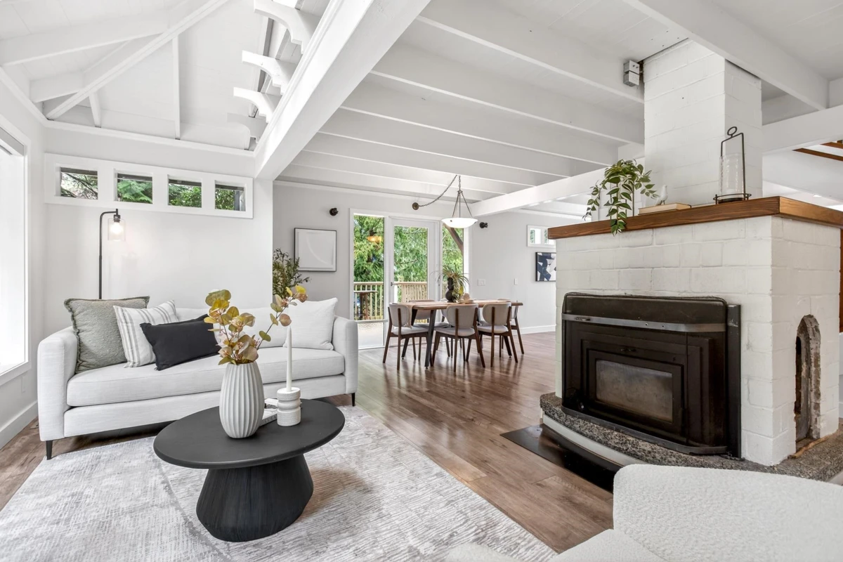 Dining Area Photo of 1255 Deer Walk, Bowen Island, BC