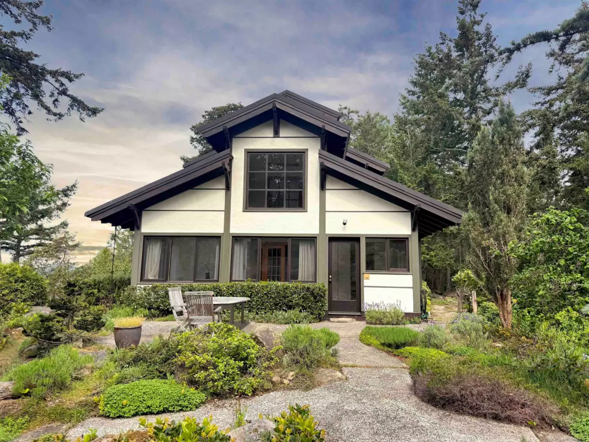 Family Room Photo of 790 Devina Drive, Galiano Island, BC