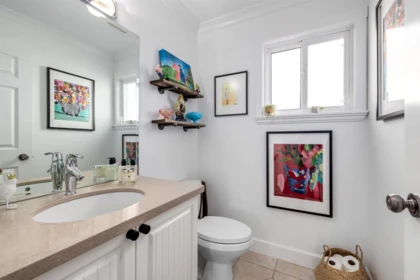 Guest Bathroom Photo of 3 15161 Prospect Avenue, White Rock, BC