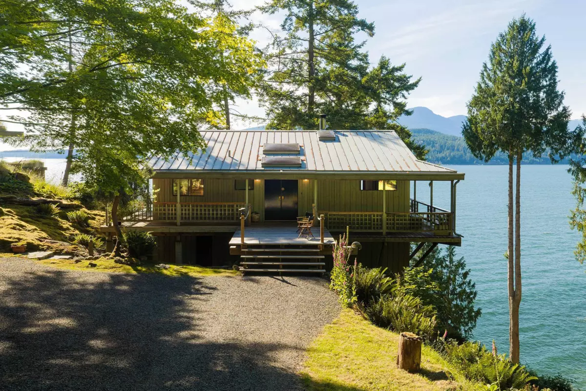 Family Room Photo of 990 Windjammer Road, Bowen Island, BC