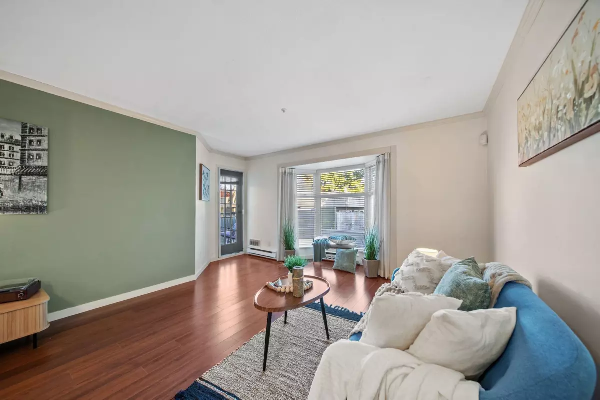 Dining Area Photo of 305 526 Thirteenth Street, New Westminster, BC