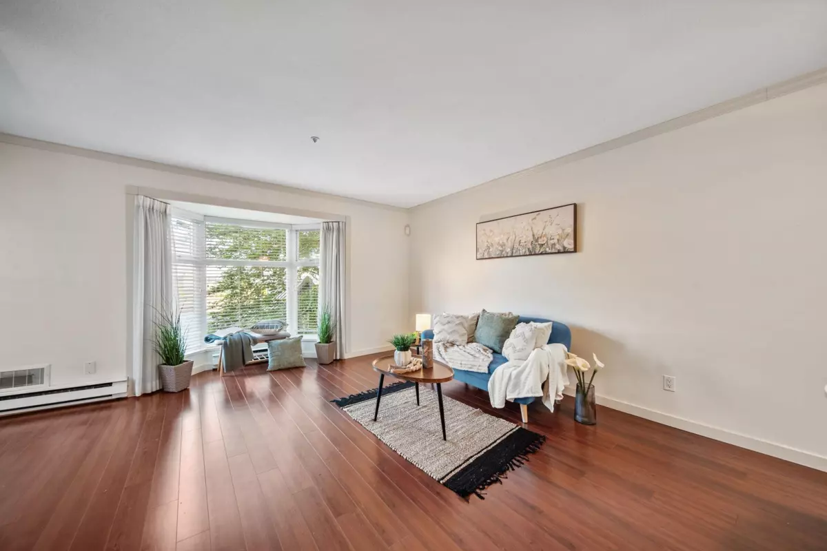 Living Room Photo of 305 526 Thirteenth Street, New Westminster, BC