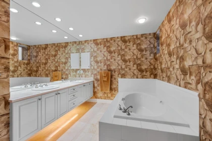 Primary Bathroom Photo of 2456 Carr Lane, West Vancouver, BC