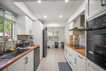 Kitchen Photo of 75 13880 74 Avenue, Surrey, BC