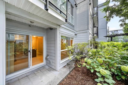 Entry Foyer Photo of 222 13733 107a Avenue, Surrey, BC