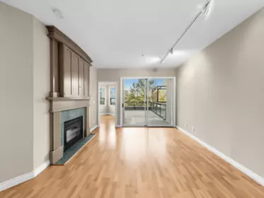204 131 W 3rd Street, North Vancouver, BC, North vancouver — Apartment/Condo for sale