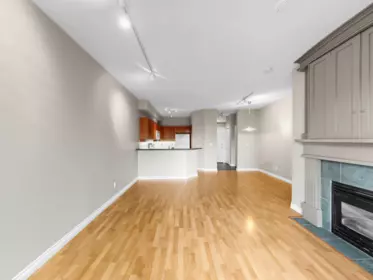 204 131 W 3rd Street, North Vancouver, BC, North vancouver — Apartment/Condo for sale