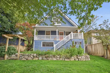 Garden / Landscaping Photo of 121 E 27th Street, North Vancouver, BC