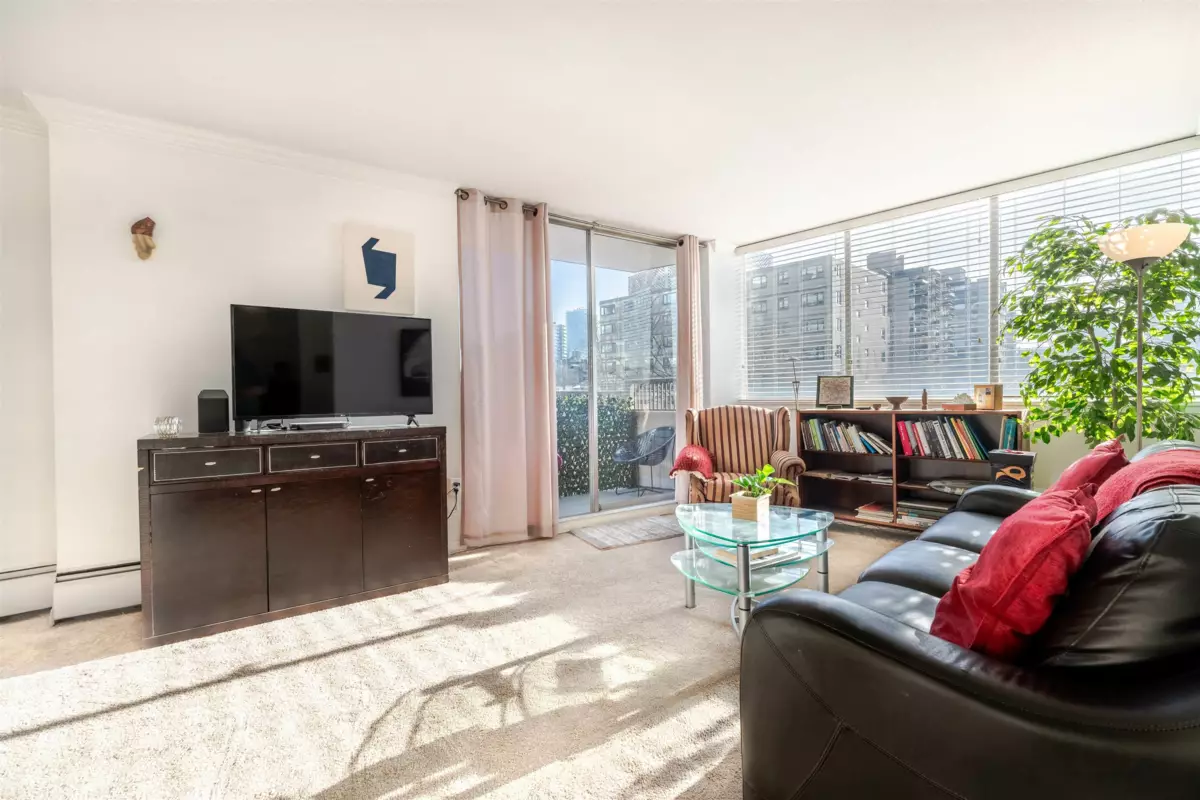 Kitchen Island Photo of 605 1251 Cardero Street, Vancouver, BC