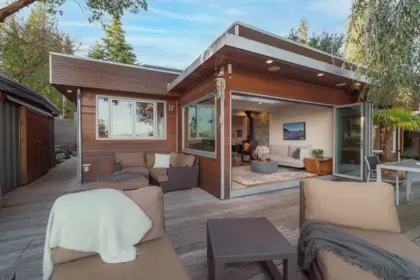 6329 Sunshine Coast Highway, Sechelt, BC, Sechelt — Single Family Residence for sale