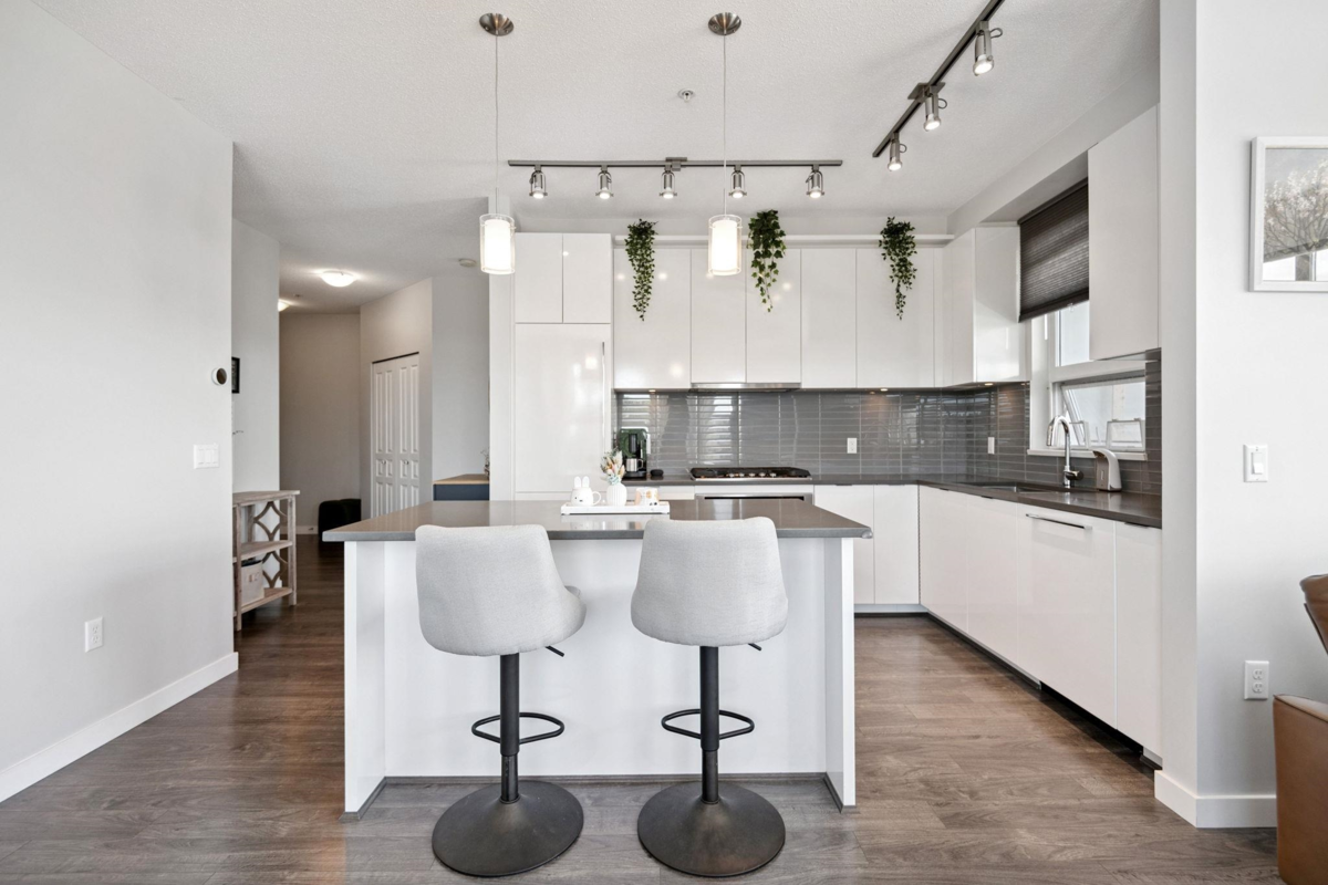 Primary Bathroom Photo of 523 9311 Alexandra Road, Richmond, BC