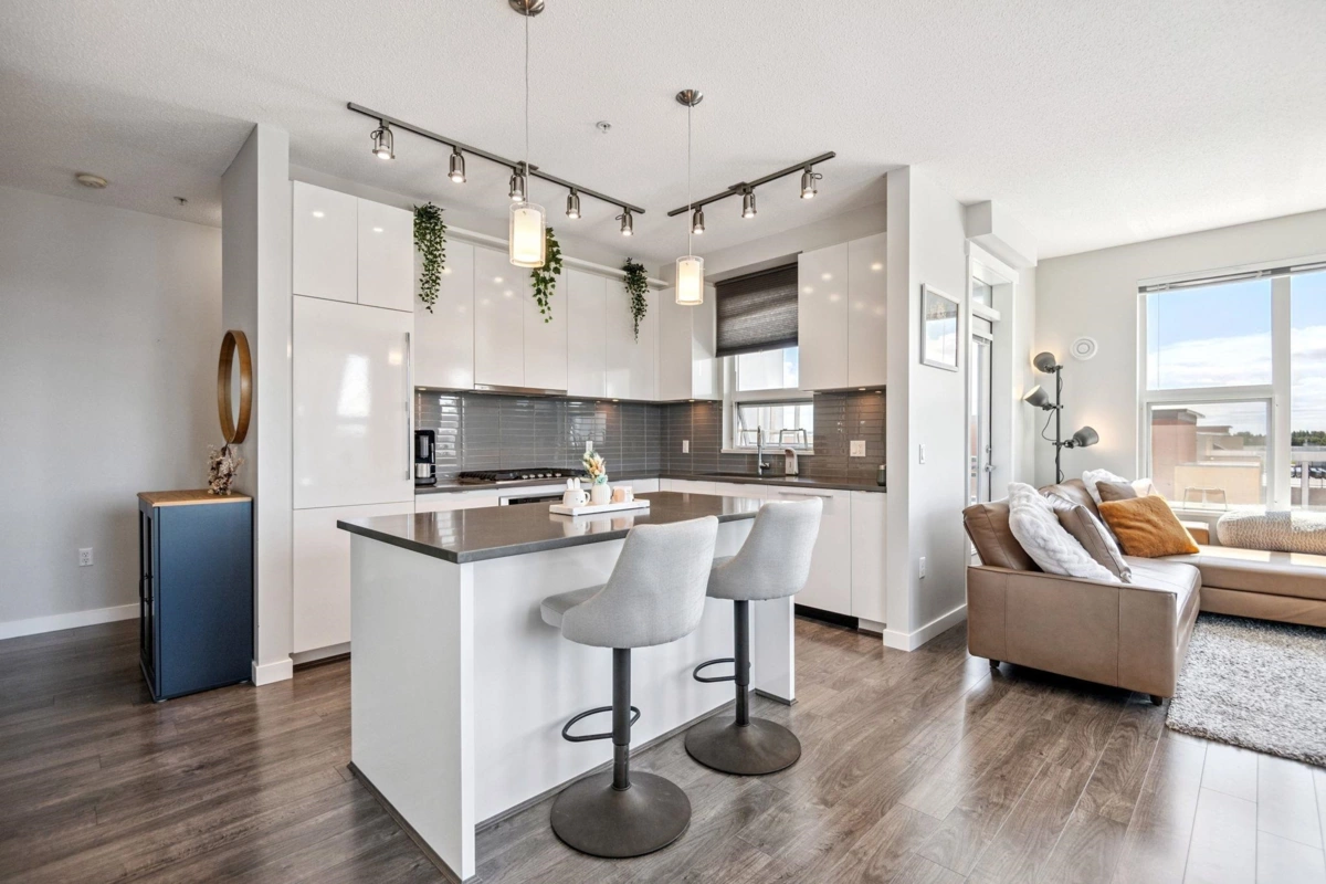 Walk-In Closet Photo of 523 9311 Alexandra Road, Richmond, BC