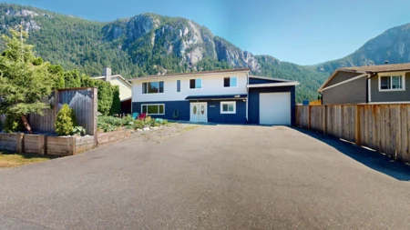 38302 Hemlock Avenue, Squamish, BC, Squamish — Single Family Residence for sale