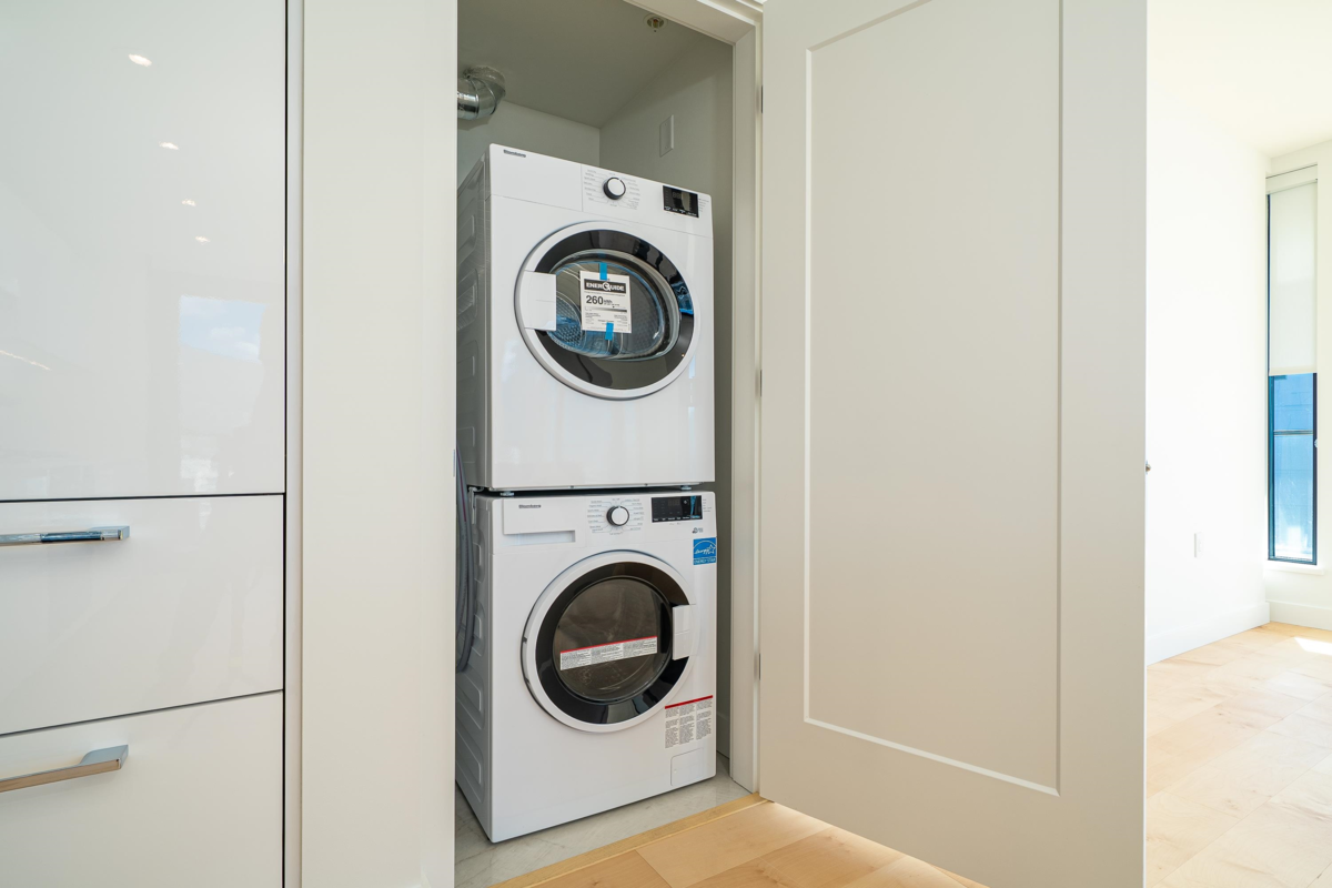 Guest Bathroom Photo of 1306 135 E 13th Street, North Vancouver, BC