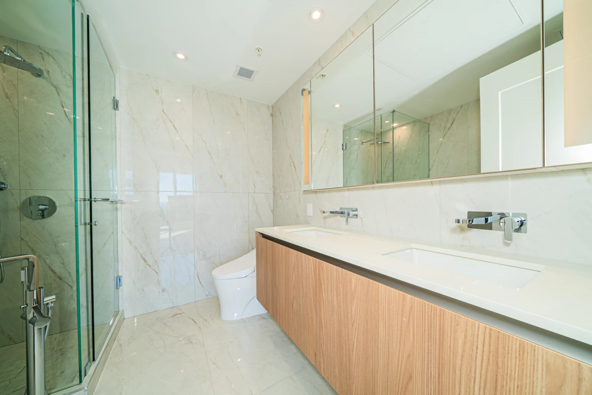 Walk-In Closet Photo of 1306 135 E 13th Street, North Vancouver, BC