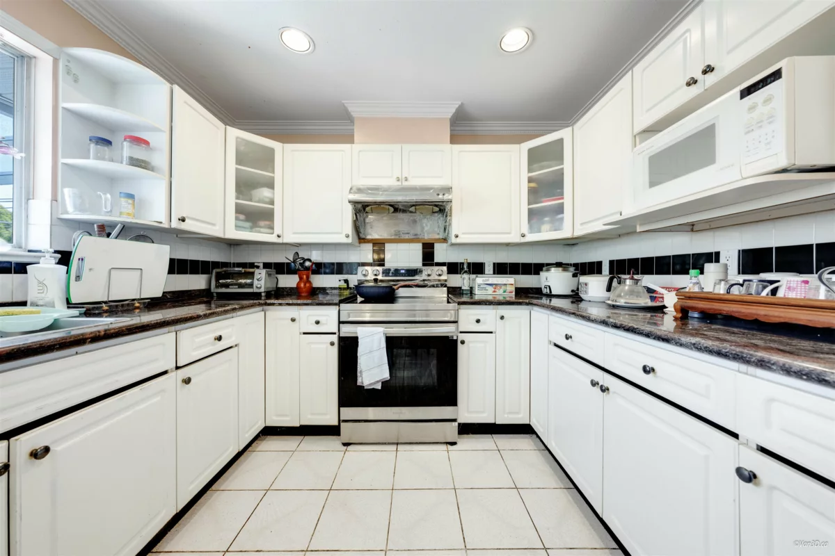 Walk-In Closet Photo of 7920 Ontario Street, Vancouver, BC