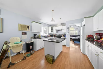 Kitchen Island Photo of 275 Forrest Crescent, Hope, BC