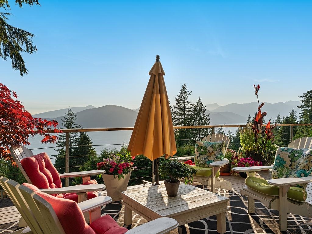 Breakfast Nook Photo of 485 Timbertop Drive, Lions Bay, BC