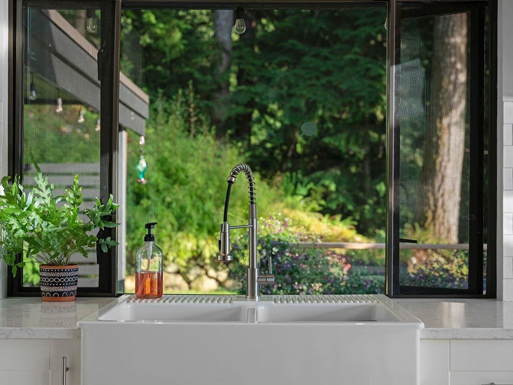 Guest Bathroom Photo of 485 Timbertop Drive, Lions Bay, BC