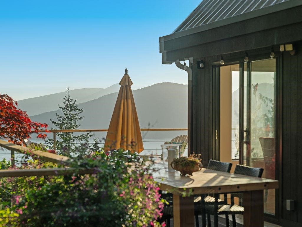 Kitchen Photo of 485 Timbertop Drive, Lions Bay, BC