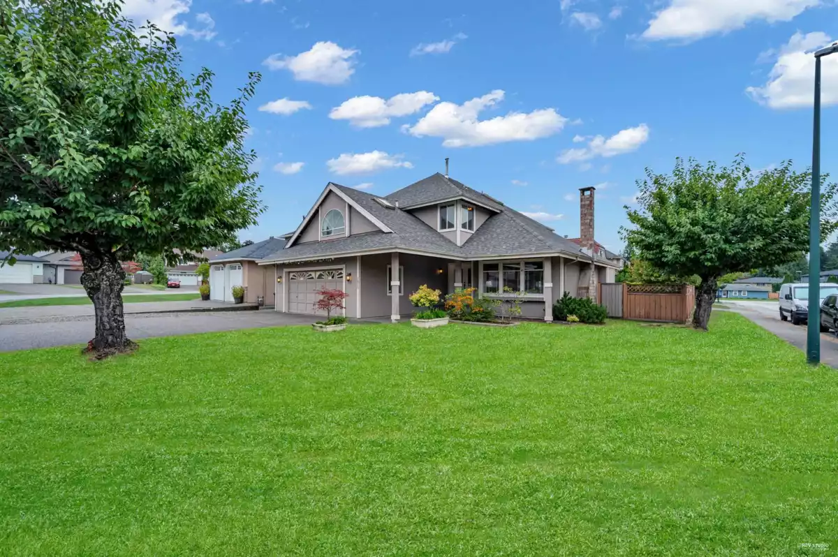 Fitness Center Photo Near 1830 Walnut Crescent, Coquitlam, BC