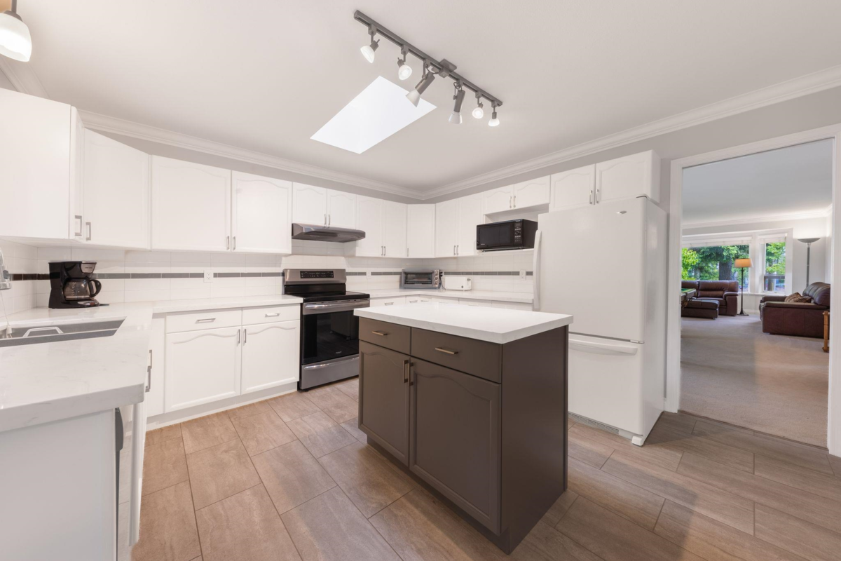 Walk-In Closet Photo of 11458 90 Avenue, Delta, BC