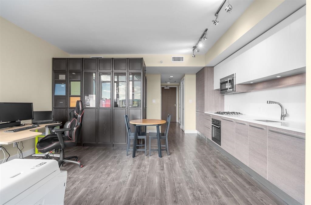 Kitchen Island Photo of 809 2008 Rosser Avenue, Burnaby, BC