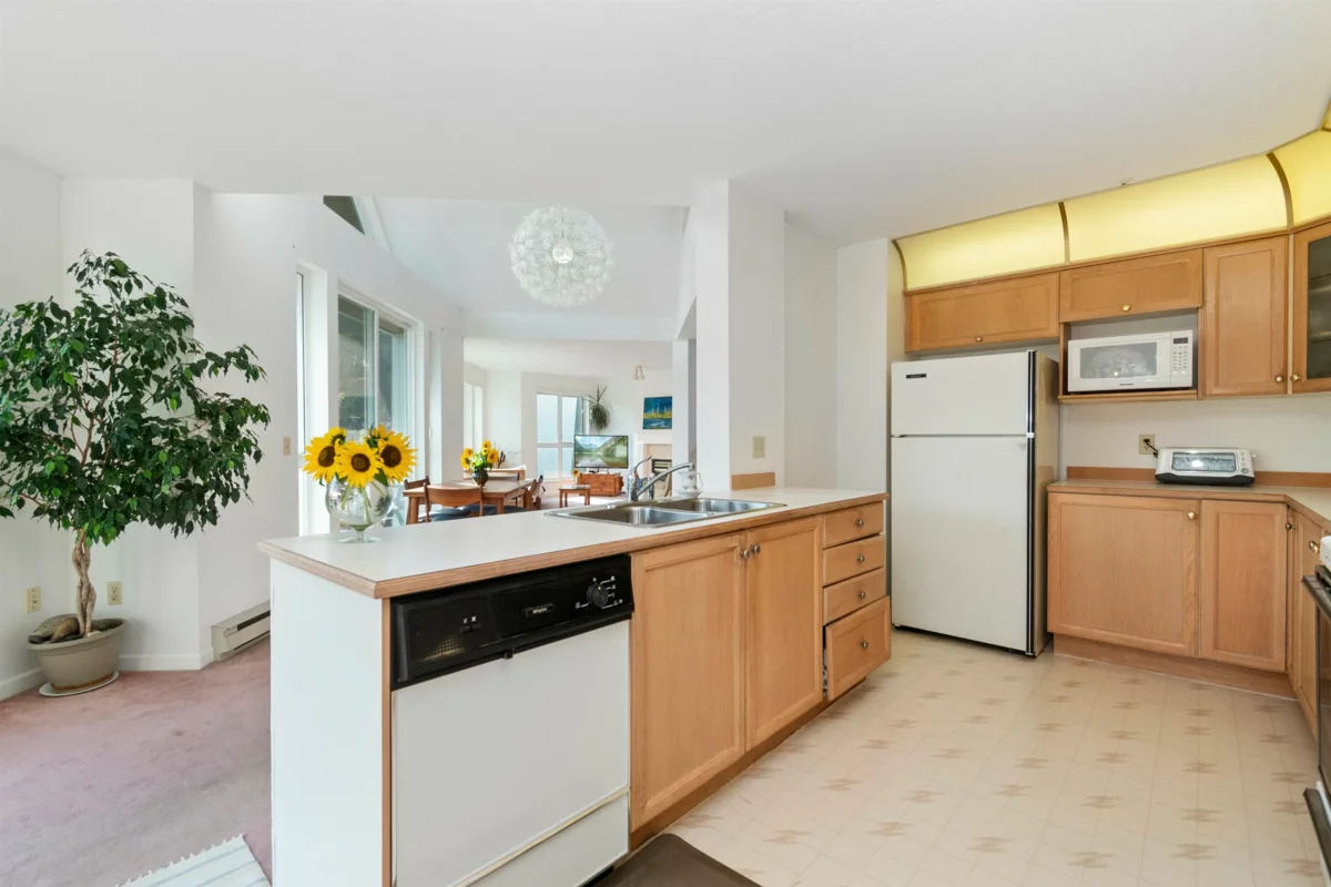 Breakfast Nook Photo of 317 378 Esplanade Avenue, Harrison Hot Springs, BC