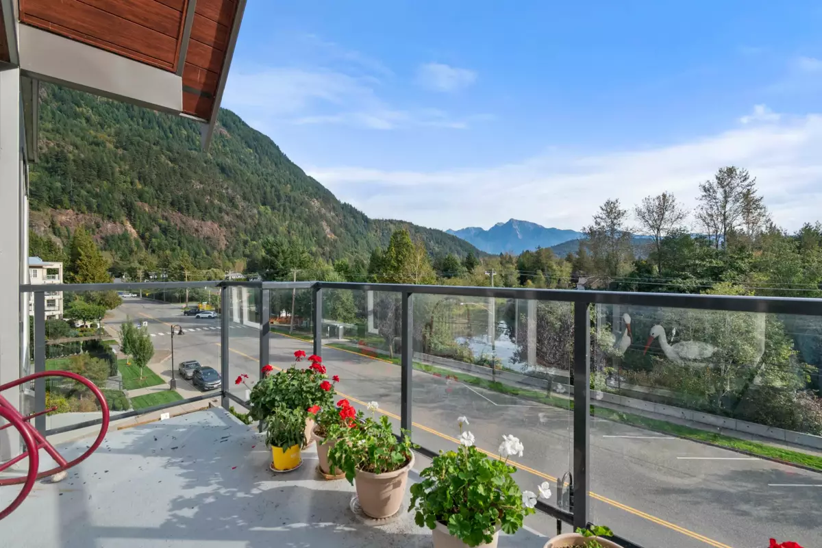 Guest Bathroom Photo of 317 378 Esplanade Avenue, Harrison Hot Springs, BC