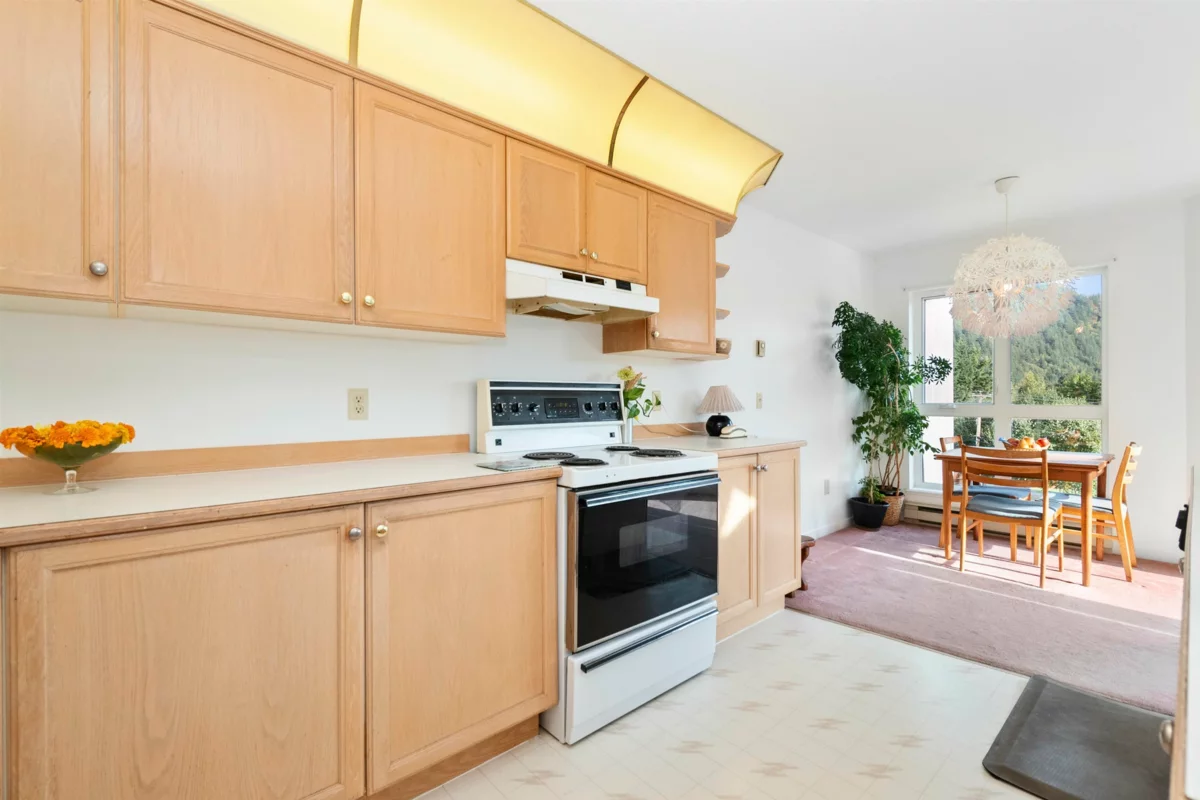 Walk-In Closet Photo of 317 378 Esplanade Avenue, Harrison Hot Springs, BC