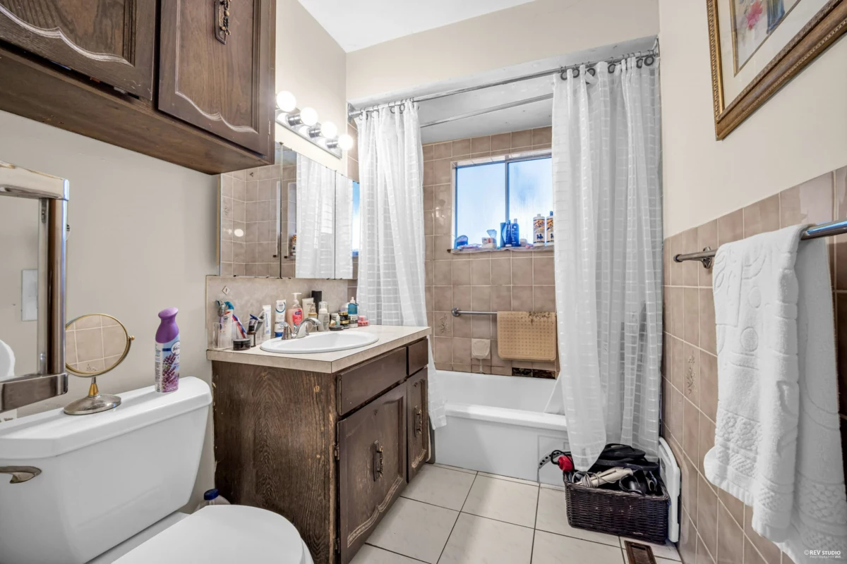 Primary Bathroom Photo of 4307 Venables Street, Burnaby, BC