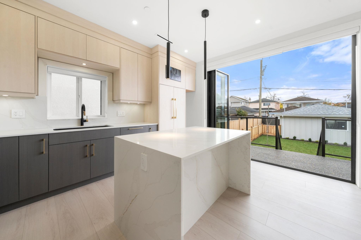 Basement Recreation Room Photo of 2 3274 E 44th Avenue, Vancouver, BC