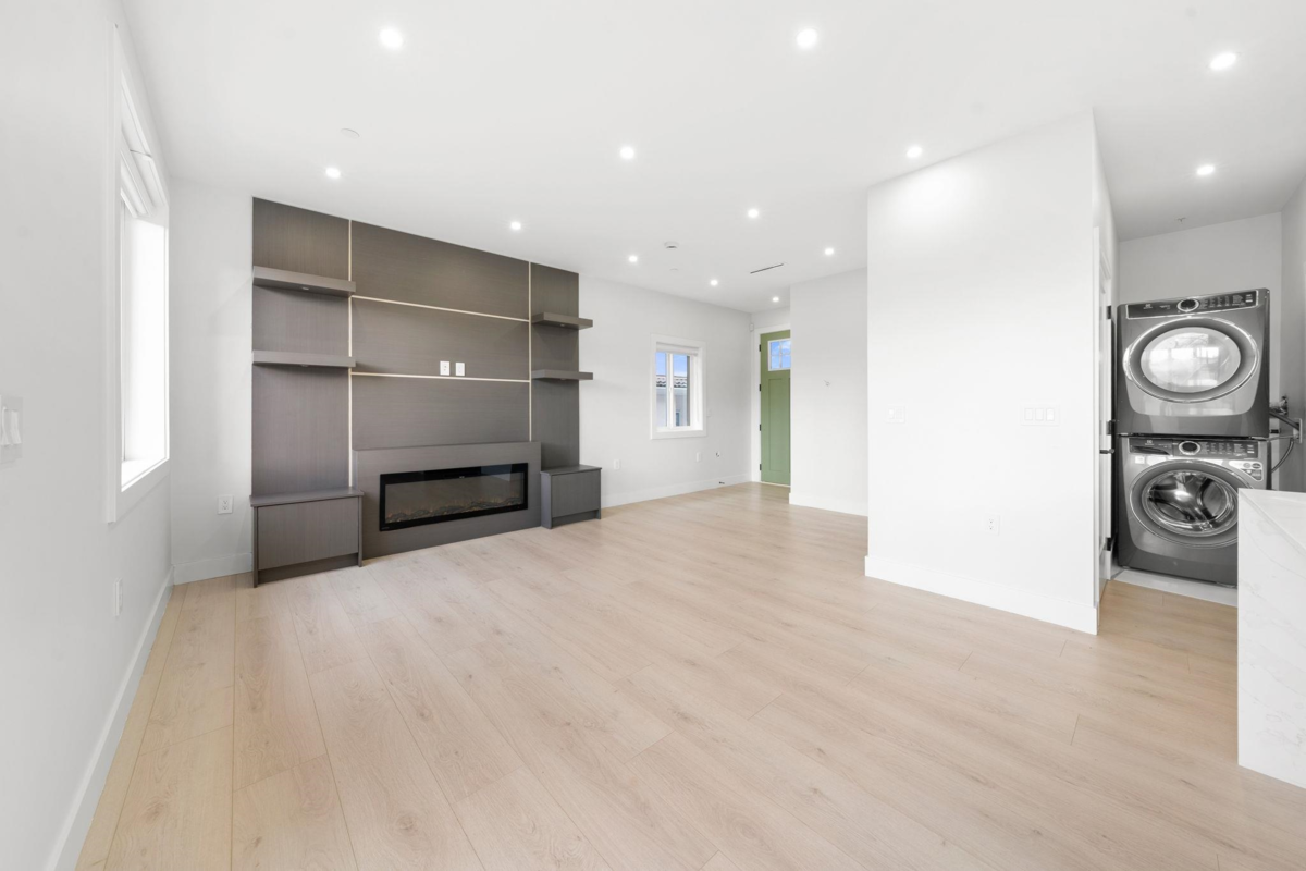 Breakfast Nook Photo of 2 3274 E 44th Avenue, Vancouver, BC