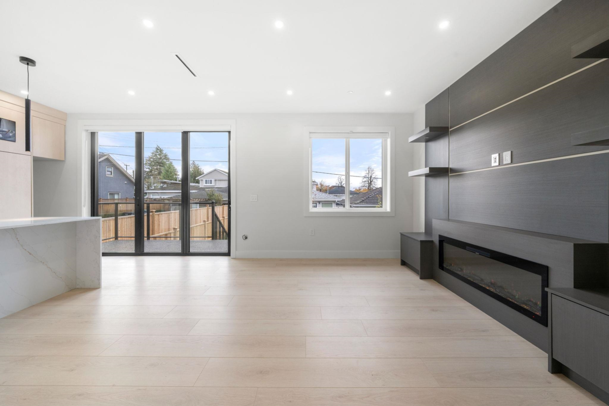 Dining Area Photo of 2 3274 E 44th Avenue, Vancouver, BC
