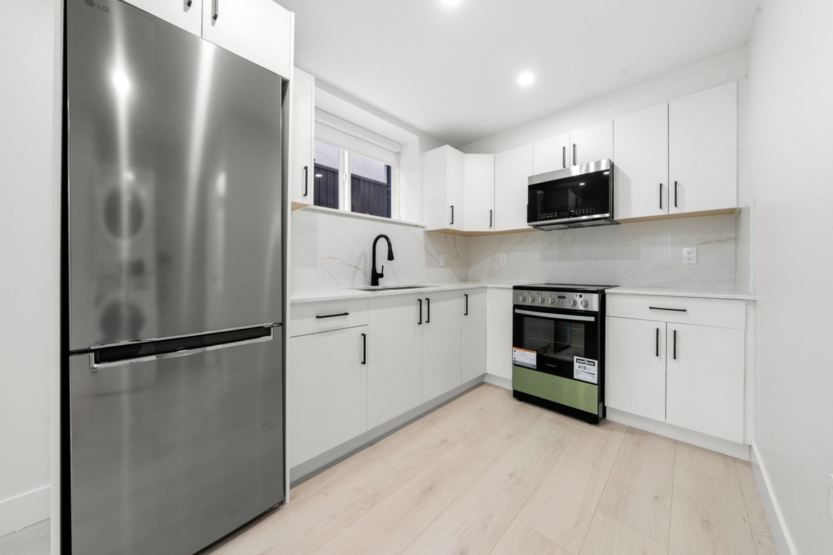 Entry Foyer Photo of 2 3274 E 44th Avenue, Vancouver, BC