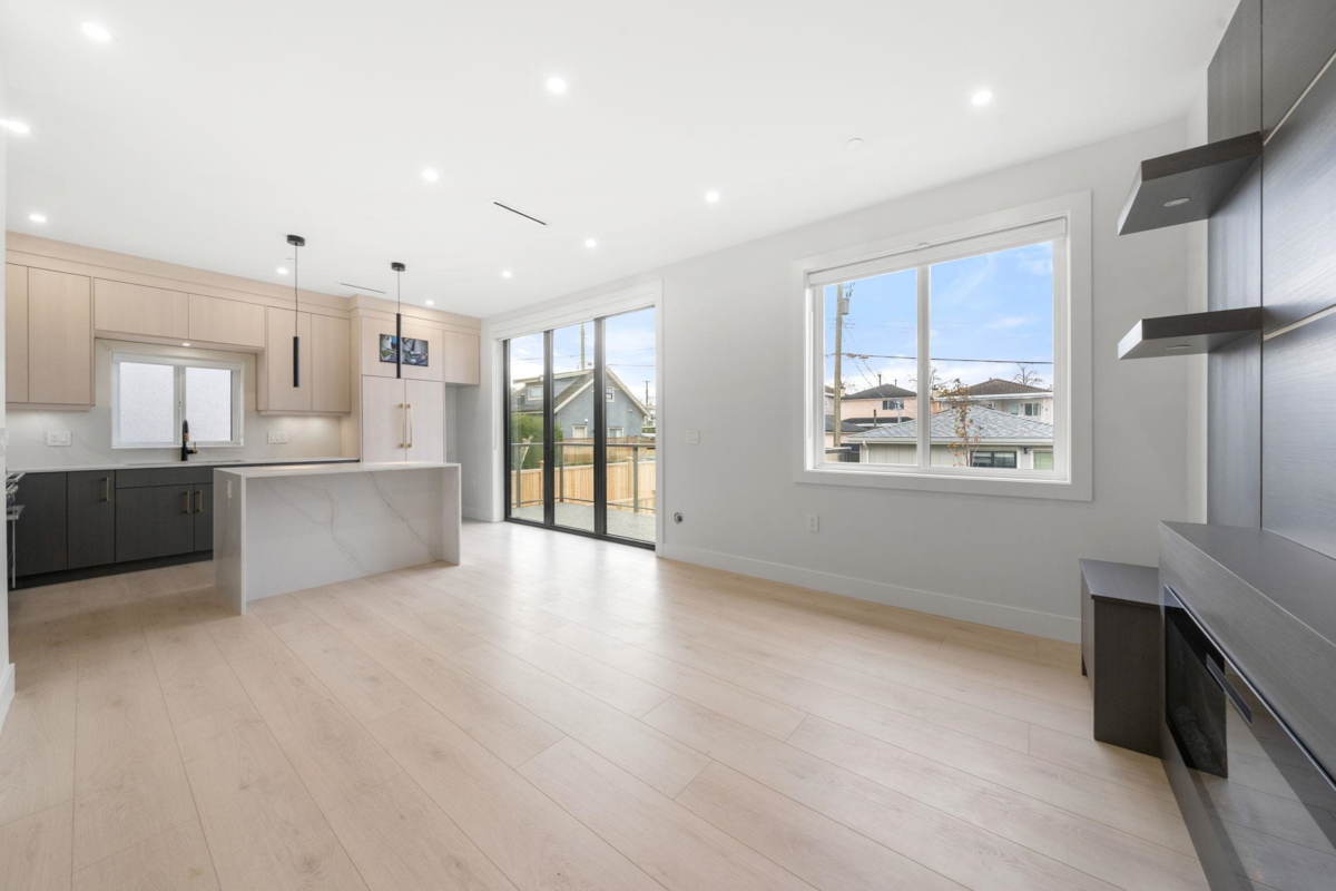 Family Room Photo of 2 3274 E 44th Avenue, Vancouver, BC