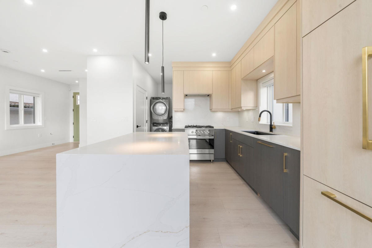 Guest Bathroom Photo of 2 3274 E 44th Avenue, Vancouver, BC