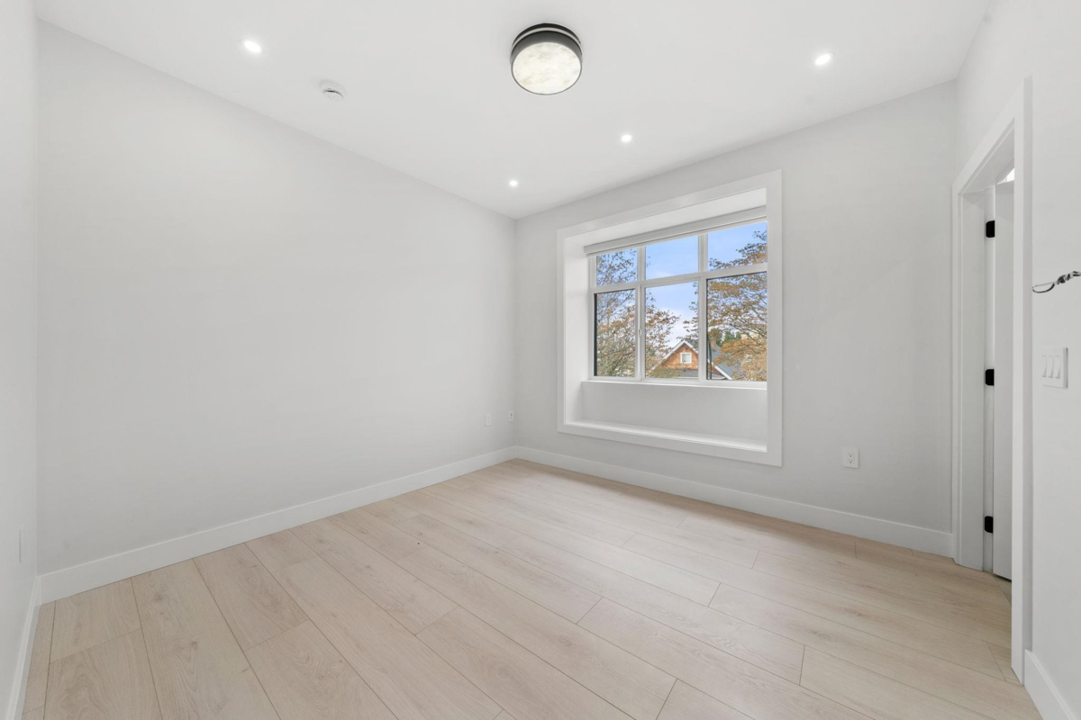 Hot Tub / Spa Photo of 2 3274 E 44th Avenue, Vancouver, BC