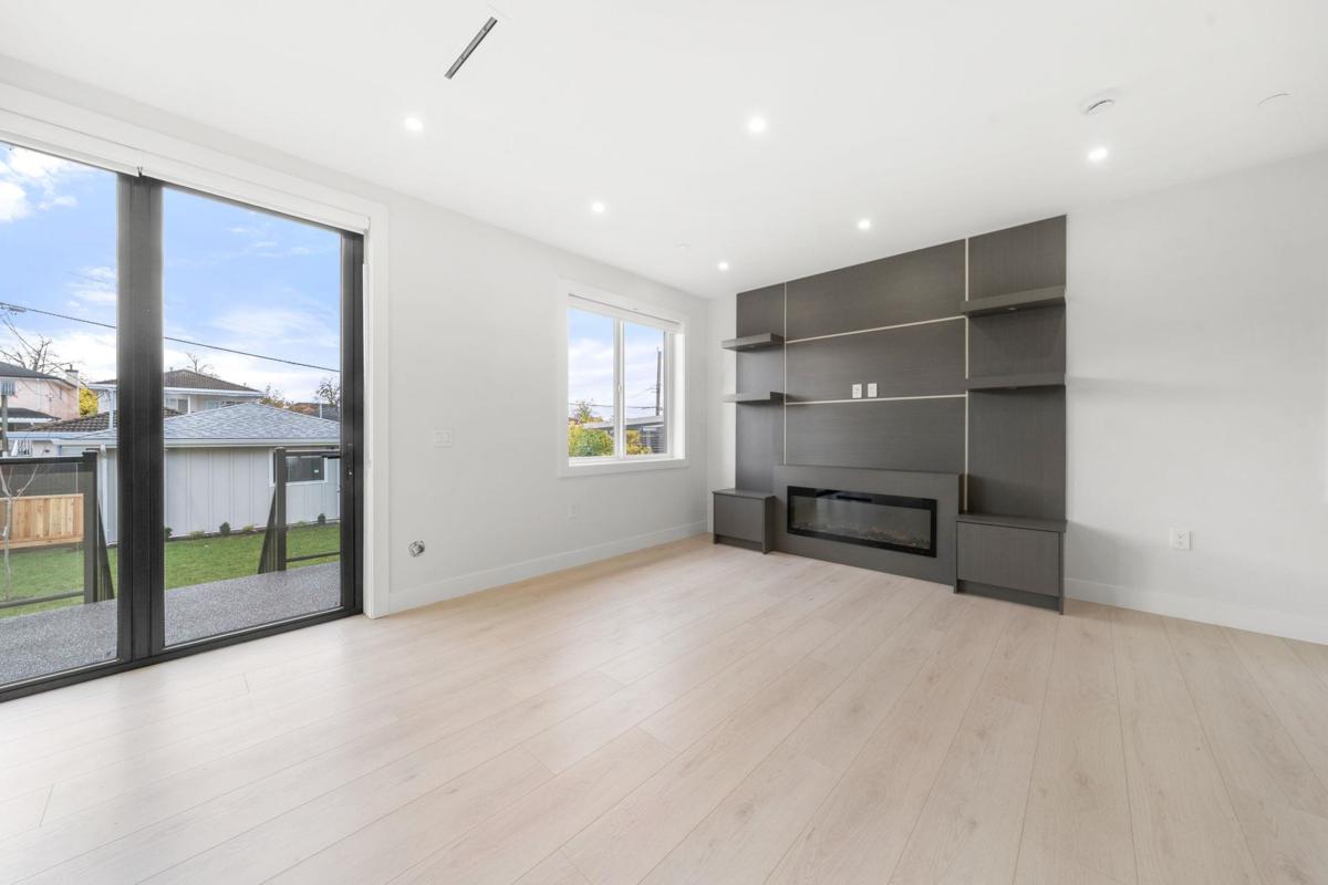 Kitchen Photo of 2 3274 E 44th Avenue, Vancouver, BC