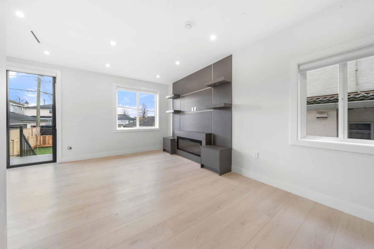Living Room Photo of 2 3274 E 44th Avenue, Vancouver, BC