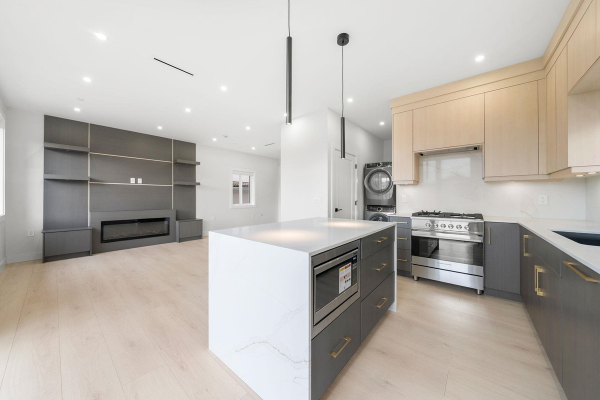 Powder Room Photo of 2 3274 E 44th Avenue, Vancouver, BC