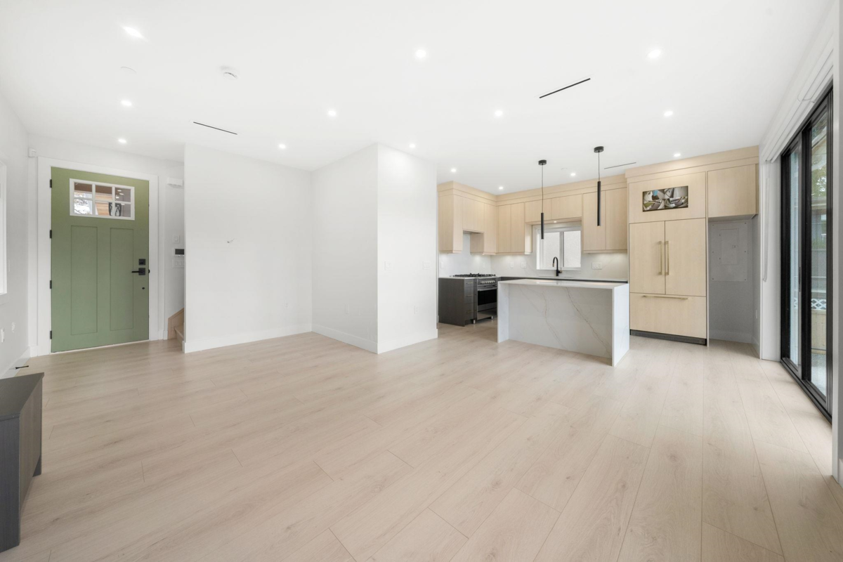 Primary Bathroom Photo of 2 3274 E 44th Avenue, Vancouver, BC