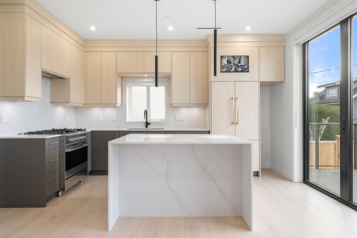 Walk-In Closet Photo of 2 3274 E 44th Avenue, Vancouver, BC