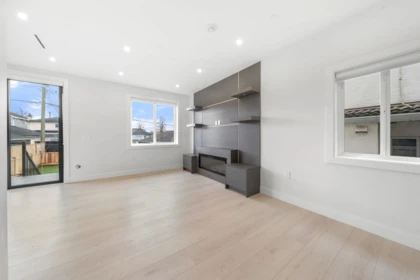 2 3274 E 44th Avenue, Vancouver, BC, Vancouver — Half Duplex for sale