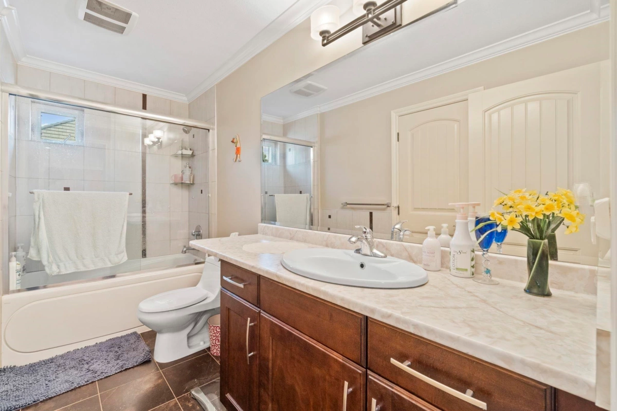 Mudroom Photo of 16308 91a Avenue, Surrey, BC