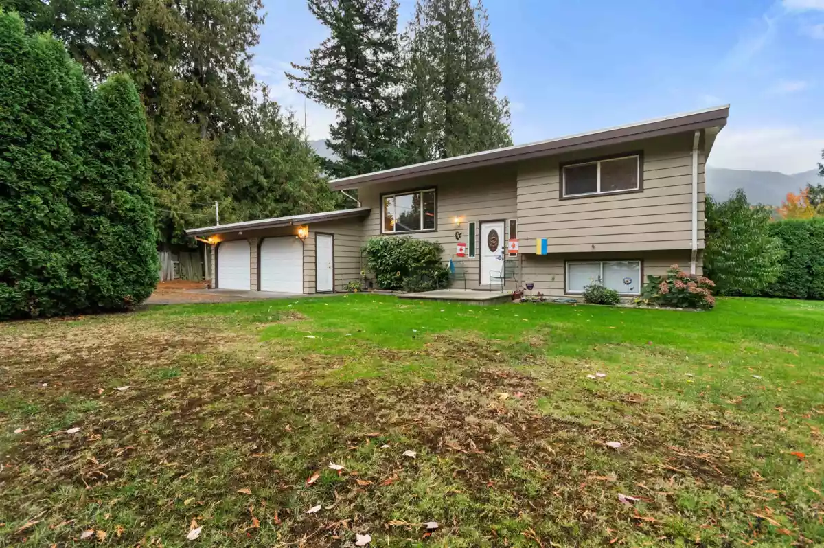 Living Room Photo of 52564 Yale Road, Rosedale, BC