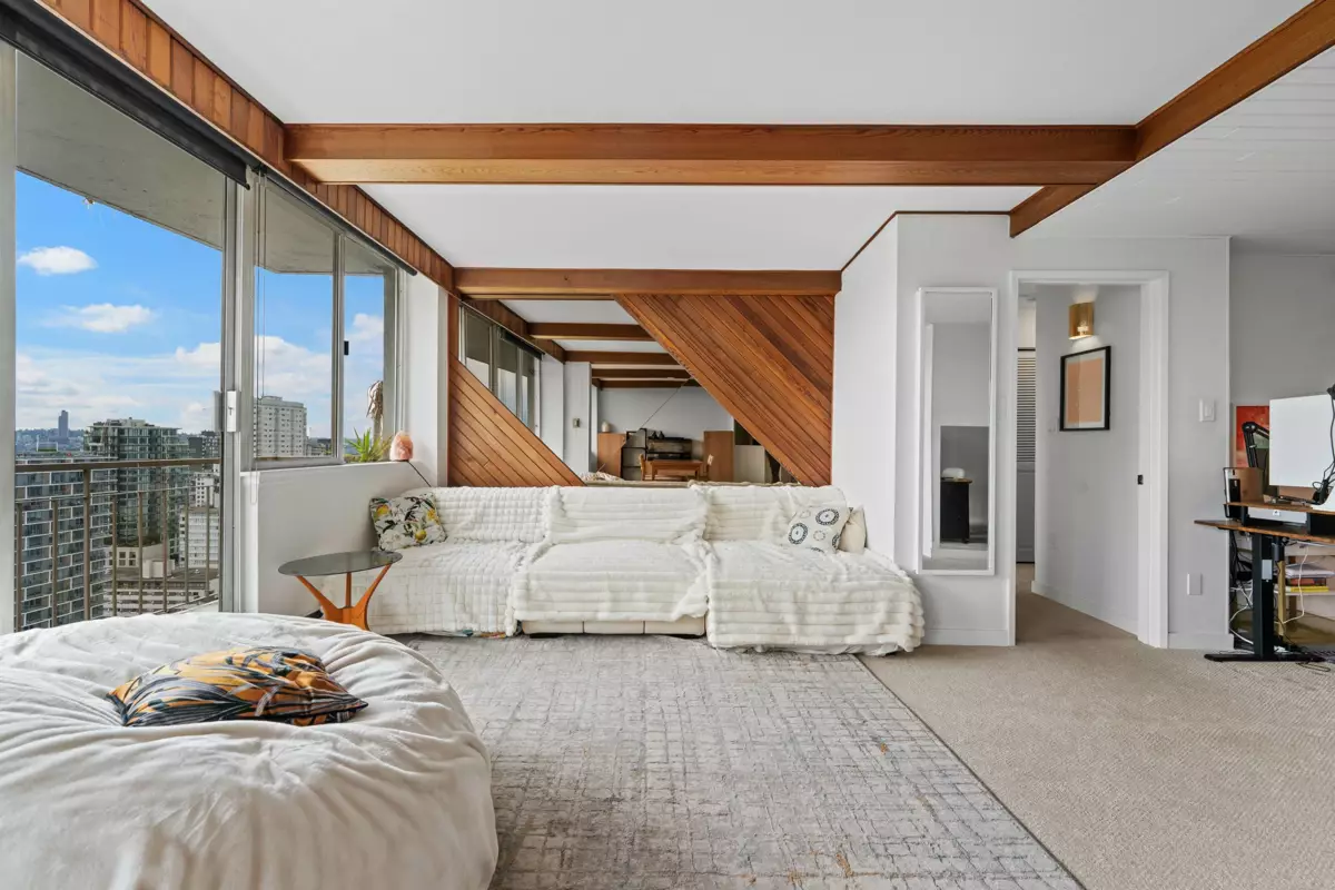Kitchen Island Photo of 2508 1850 Comox Street, Vancouver, BC