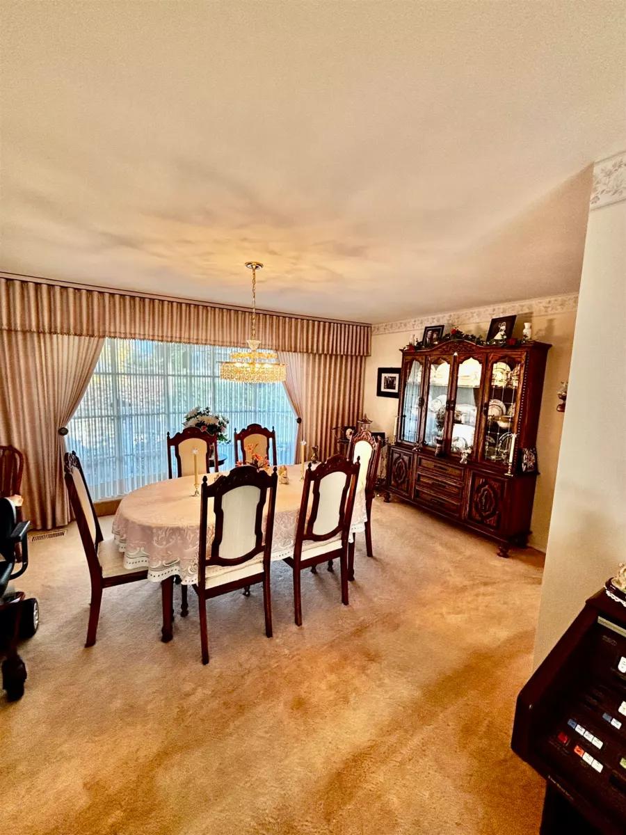 Kitchen Island Photo of 46544 Seaholm Crescent, Chilliwack, BC