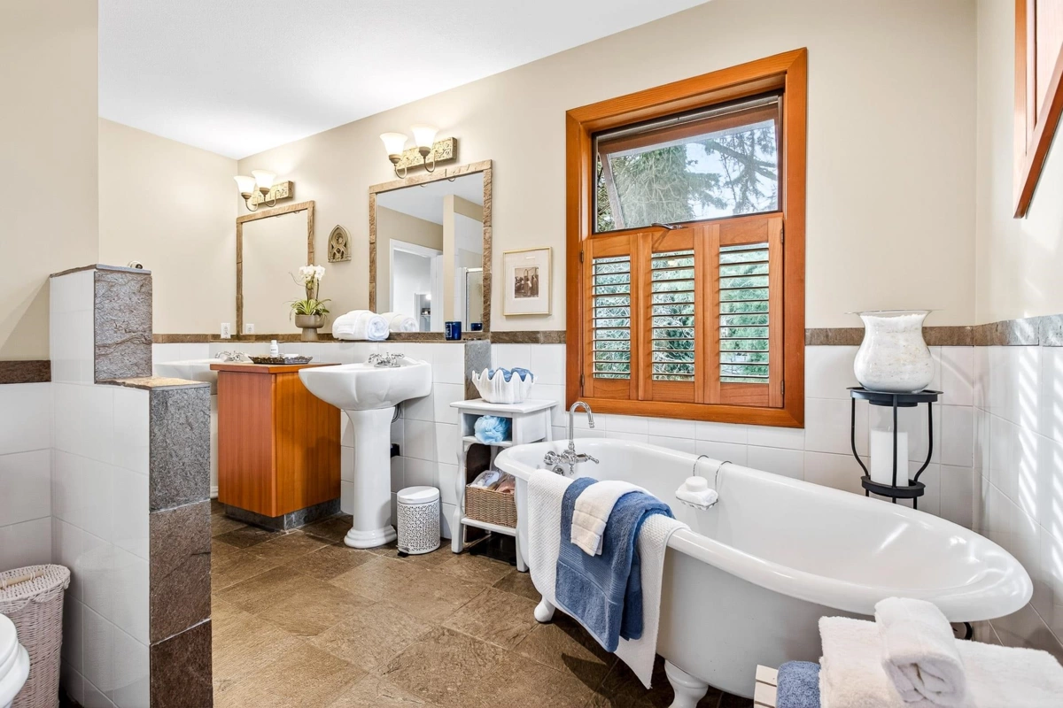 Entry Foyer Photo of 16937 Avenue, Surrey, BC